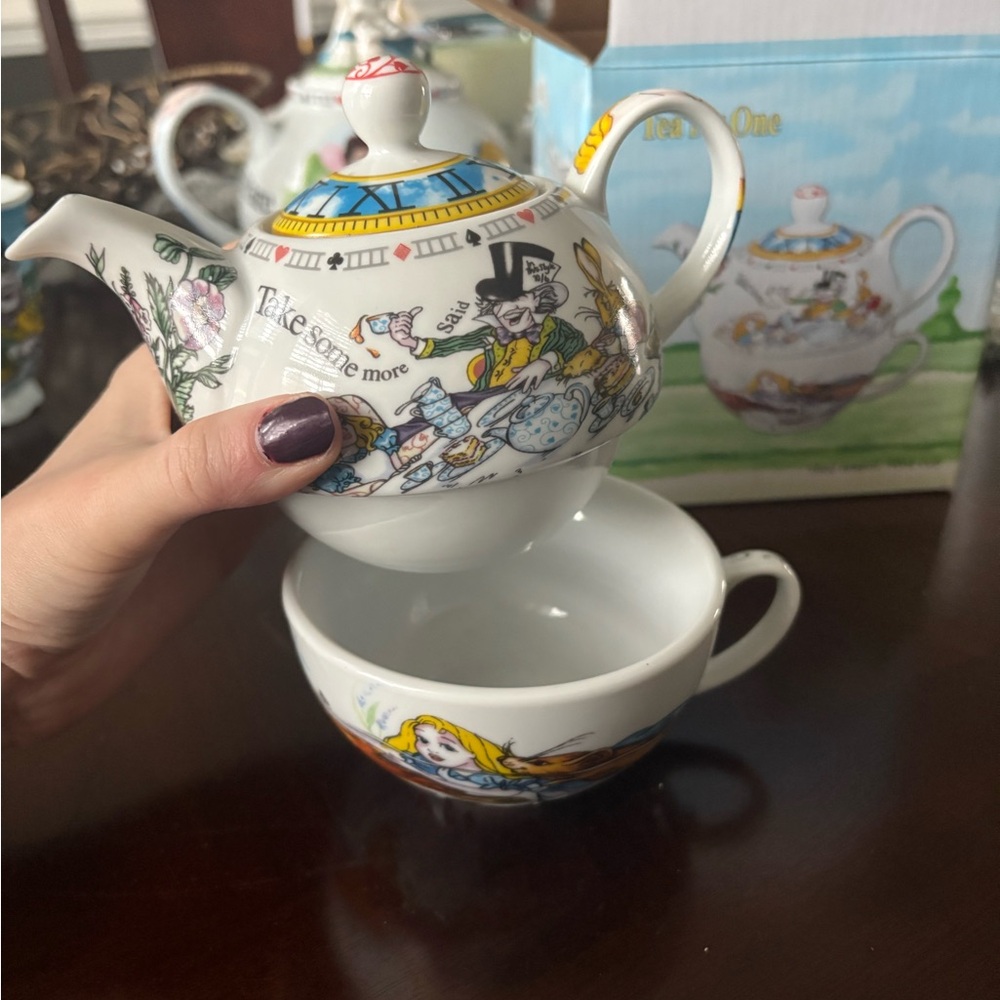 Alice in Wonderland Teapot and Cup Set